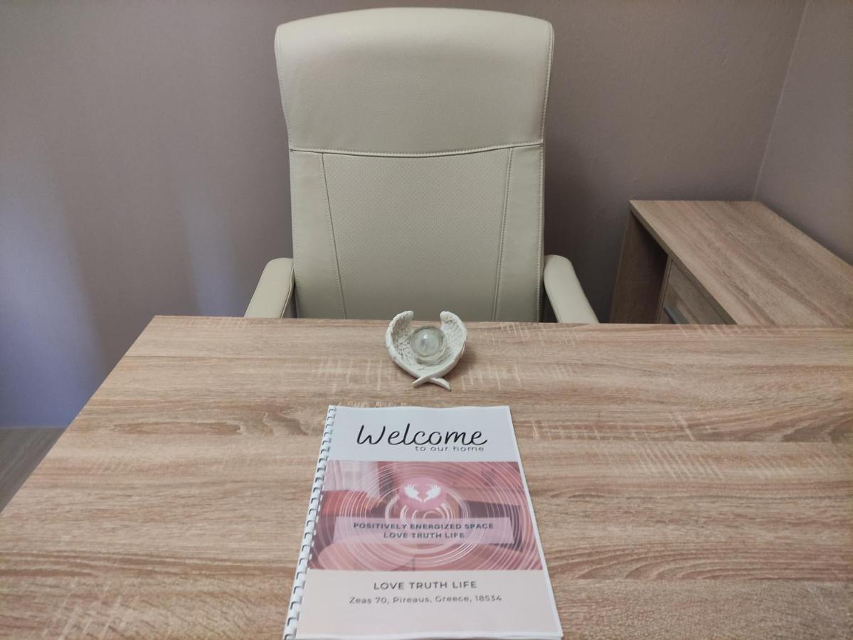 Love Truth Life Apartment Piraeus Luaran gambar