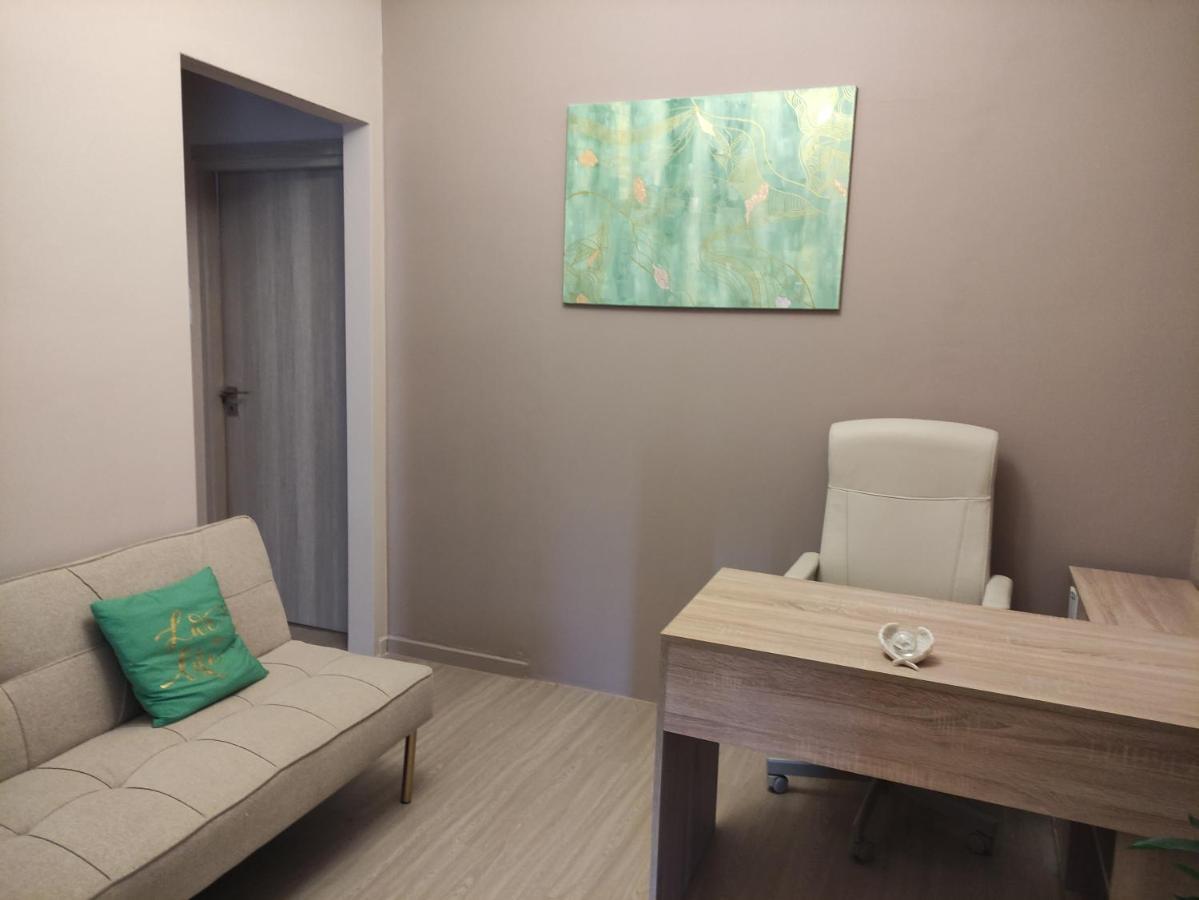 Love Truth Life Apartment Piraeus Luaran gambar